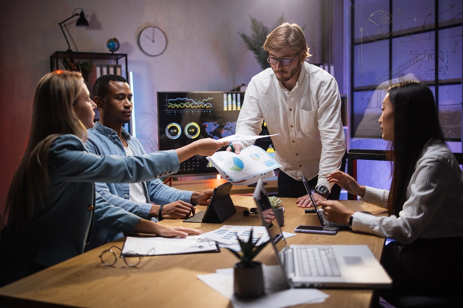 Les traders internationaux analysent les marchés financiers au bureau